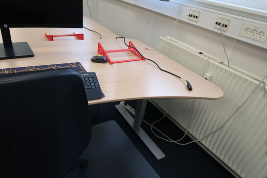 El. hæve/sænke skrivebord uden indhold, med skuffemodul og kontorstol