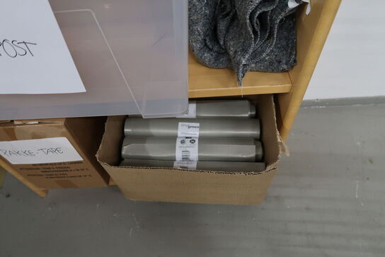 Opbevaringsbur samt 2 stk. reoler med div. Pakkematerialer og palle med indhold