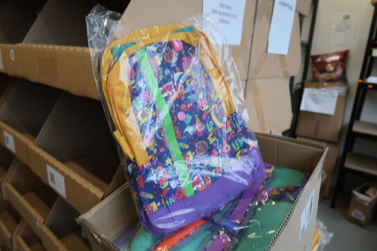 Div. Papkasser med Merchandise bl.a. tøj, huer, penalhuse, tasker m.m.