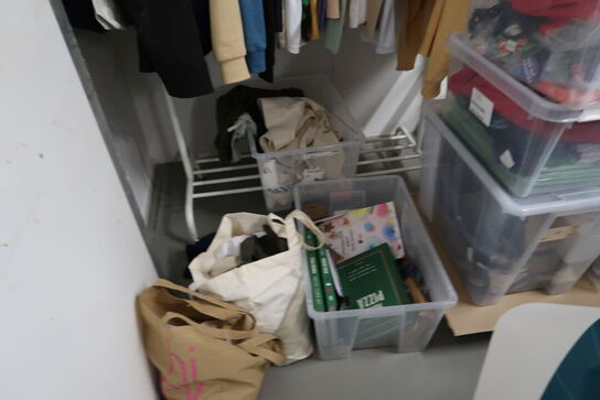 Stole, borde, tøjstativer med div. Tøj m.m.