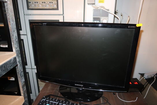 Computerskærm, computer, tastatur, mus m.m.