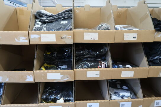 Div. Papkasser med merchandise bl.a. tøj m.m.