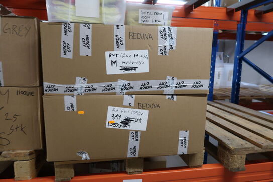 5 stk. paller med div. Merchandise bl.a. tøj, tasker m.m.