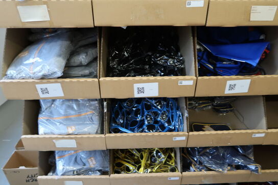 Div. Papkasser med Merchandise bl.a. tøj, kasketter, solbriller m.m.