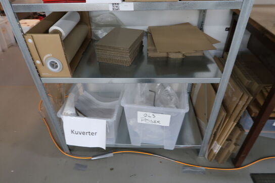 Reol med div. Pakkemateriale