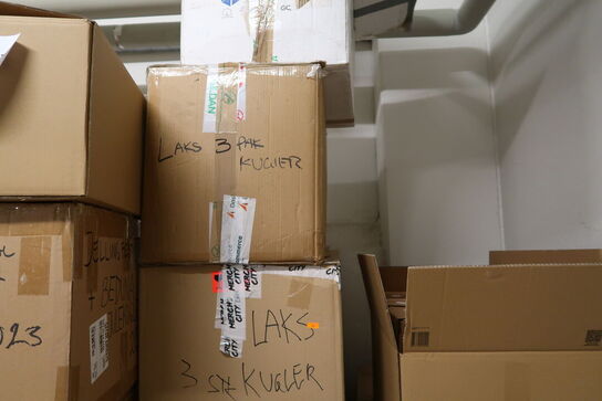 Palle med div. Merchandise bl.a. tøj, julekugler m.m.