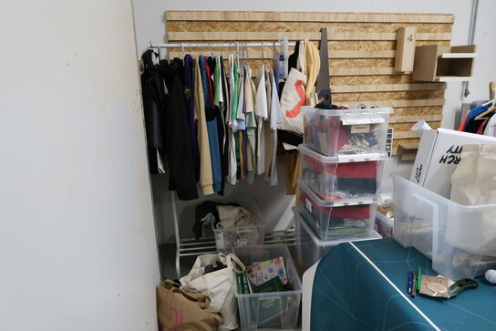 Stole, borde, tøjstativer med div. Tøj m.m.