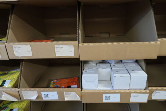 Div. Papkasser med Merchandise bl.a. tøj m.m.