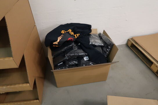 Div. Papkasser med merchandise bl.a. kasketter, tøj m.m.