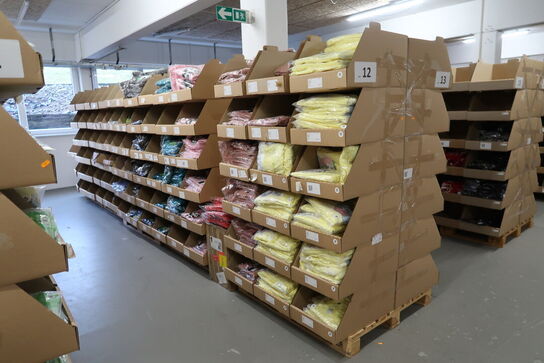 Div. Papkasser med Merchandise bl.a. tasker, tøj, drikkedunke m.m.