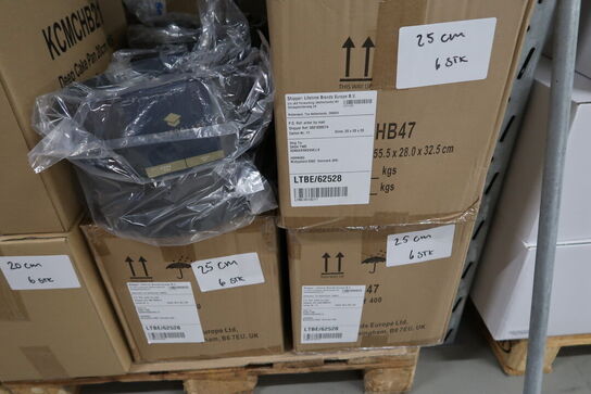 7 stk. paller med div. Merchandise, bl.a. kageforme, bøger, bræddepander m.m.