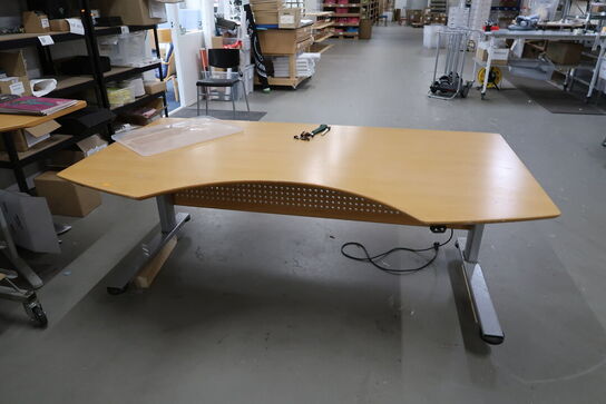 2 stk. hæve/sænke skriveborde samt vogn