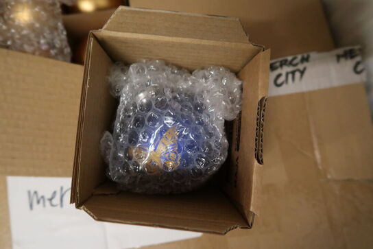 Palle med div. Merchandise bl.a. tøj, julekugler m.m.