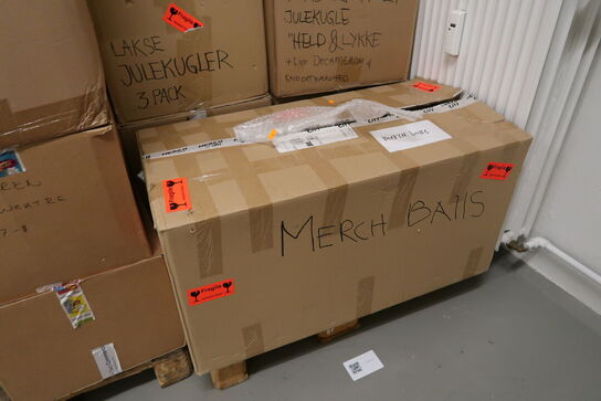 Palle med div. Merchandise bl.a. tøj, julekugler m.m.