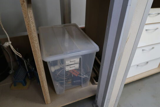 Arbejdsborde/reoler med div. Varelager og værktøj