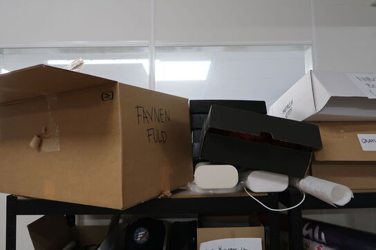 2 stk. lagerreoler med div. Merchandise