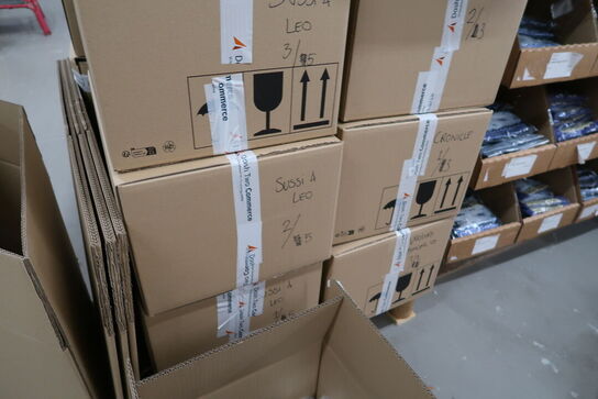 Div. Papkasser med merchandise bl.a. tøj m.m.