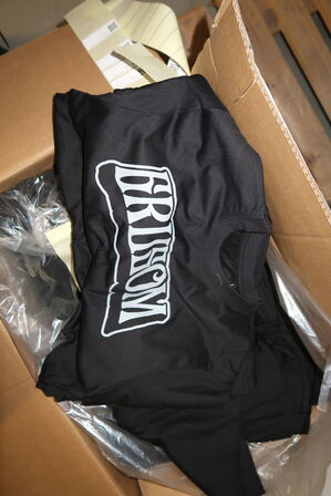 2 stk. paller med div. Merchandise bl.a. tøj, LP'er, bøger m.m.