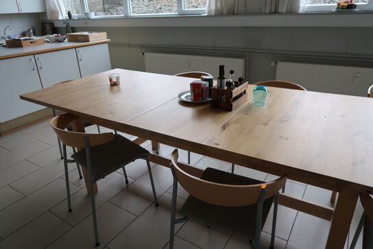 Spisebord med 9 stk. stole, samt bord og 2 stk. stabelstole