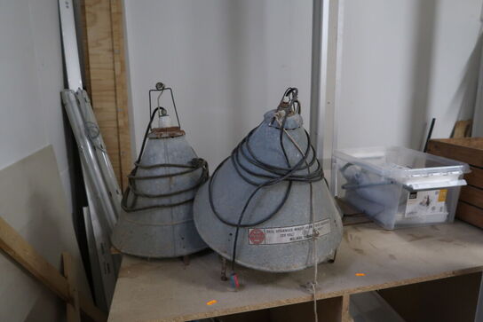 Arbejdsborde/reoler med div. Varelager og værktøj