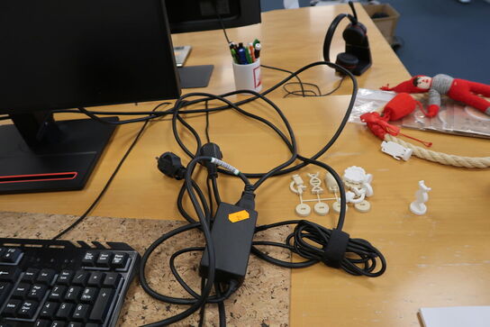 Computerskærm LENOVO P27q-20 med tastatur og mus