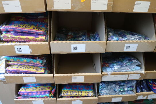 Div. Papkasser med Merchandise bl.a. tøj, huer, penalhuse, tasker m.m.