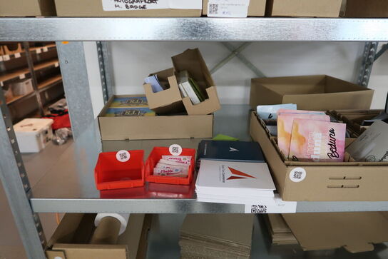 Reol med div. Pakkemateriale