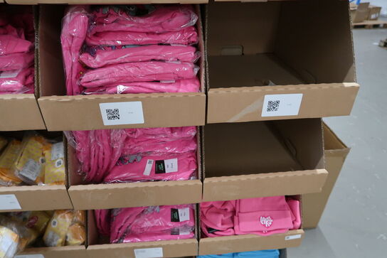 Div. Papkasser med Merchandise bl.a. tøj, huer, penalhuse, tasker m.m.