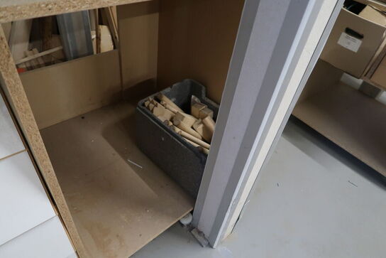 Arbejdsborde/reoler med div. Varelager og værktøj