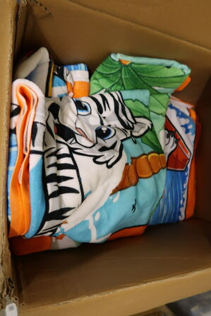 Palle med div. Merchandise bl.a. sengetøj m.m.