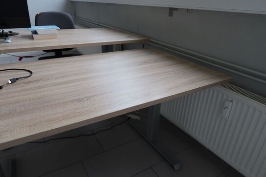 2 stk. el. hæve/sænke skriveborde uden indhold, kontorstol samt opslagstavle