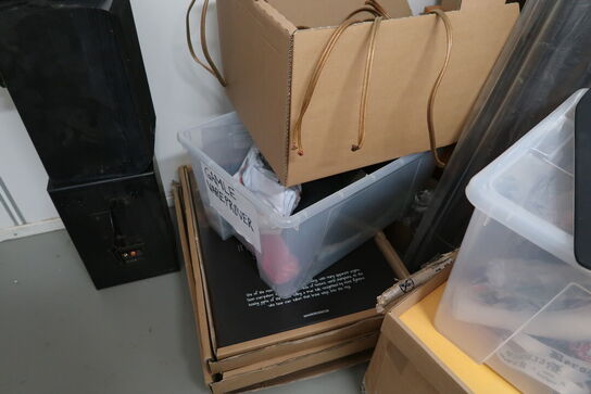 Div. Elektronik, højtalere, skrivebord, merchandise m.m.