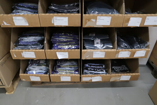 Div. Papkasser med merchandise bl.a. tøj m.m.