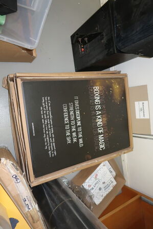 Div. Elektronik, højtalere, skrivebord, merchandise m.m.