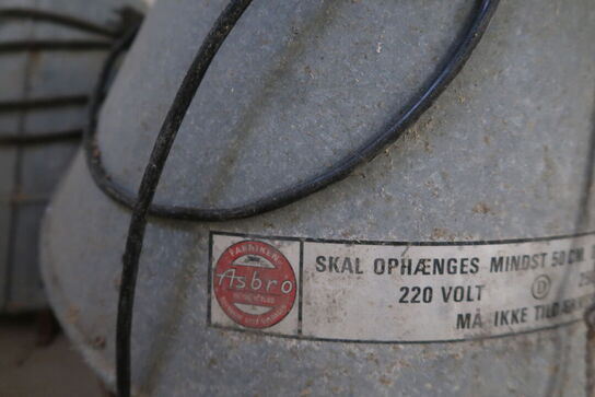 Arbejdsborde/reoler med div. Varelager og værktøj