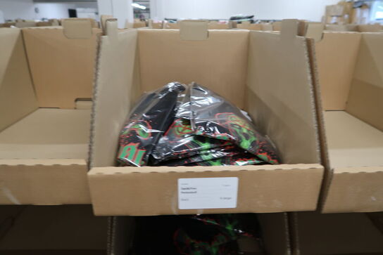 Div. Papkasser med Merchandise bl.a. tøj, kasketter, solbriller m.m.