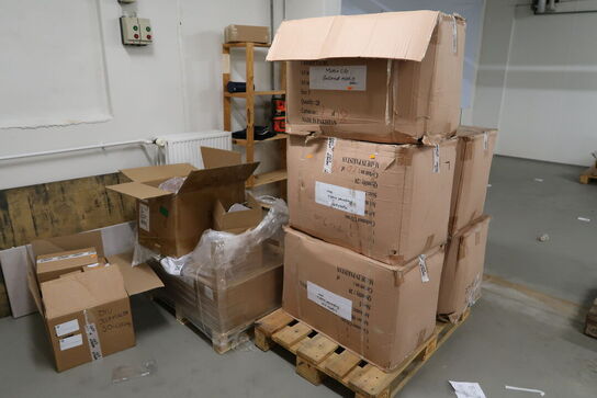 Paller med div. Merchandise bl.a. fodbolde, strømper m.m.