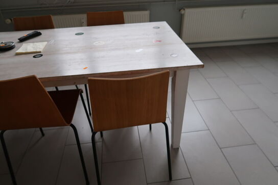 Bord med 4 stk. stole samt sækkestol og whiteboard