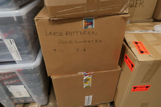 Palle med div. Merchandise bl.a. tøj, julekugler m.m.