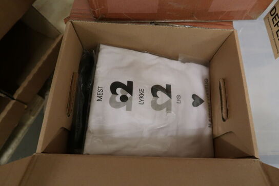 Paller med div. Merchandise, plastikkasser m.m.