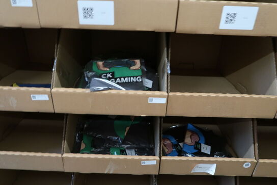 Div. Papkasser med Merchandise bl.a. tøj, kasketter, solbriller m.m.