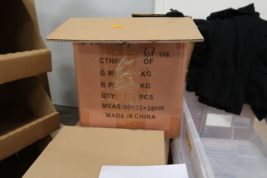 Paller med div. Merchandise, plastikkasser m.m.