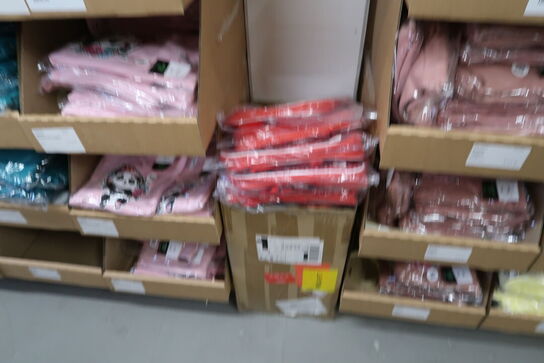 Div. Papkasser med Merchandise bl.a. tasker, tøj, drikkedunke m.m.