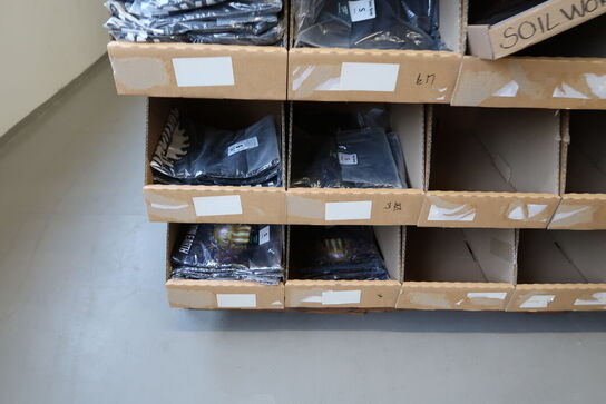 Div. Papkasser med merchandise bl.a. tøj m.m.