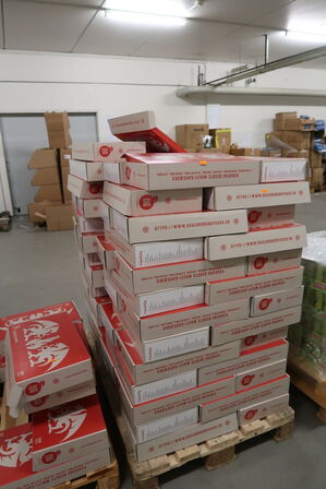 Palle med div. Papkasser (der er 1 ølglas i hver kasse) samt palle med energidrik (gået på dato)