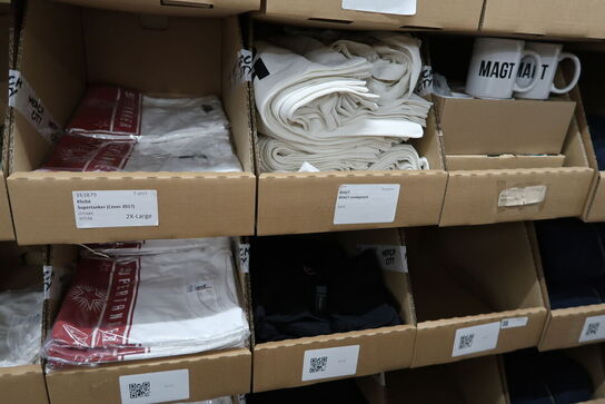 Div. Papkasser med Merchandise bl.a. tøj m.m.