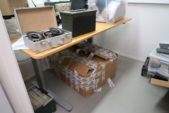 Div. Elektronik, højtalere, skrivebord, merchandise m.m.