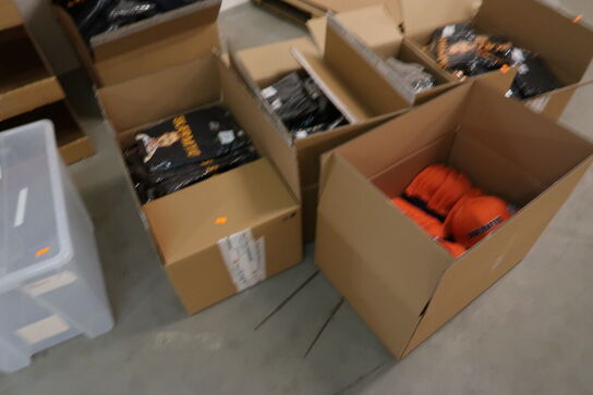Div. Papkasser med merchandise bl.a. kasketter, tøj m.m.
