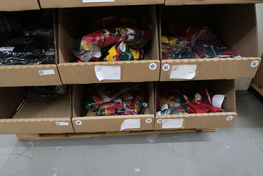 Div. Papkasser med Merchandise bl.a. tasker, tøj, drikkedunke m.m.