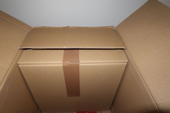 2 stk. paller med div. Merchandise bl.a. tøj, LP'er, bøger m.m.